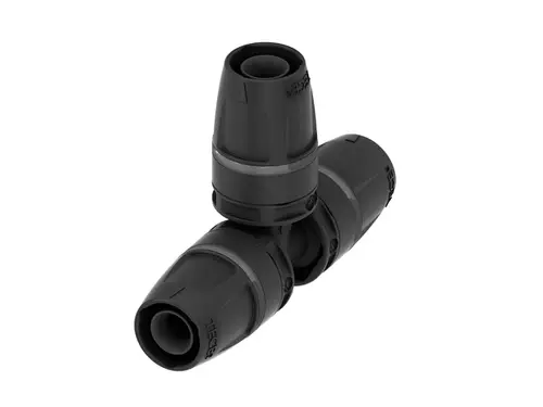 Drei schwarze Rohre mit angeschlossenem T-Stück, hergestellt von TECE. Das Produkt zeigt eine strukturierte Oberfläche und eine robuste Bauweise, geeignet für verschiedene Rohrinstallationen.